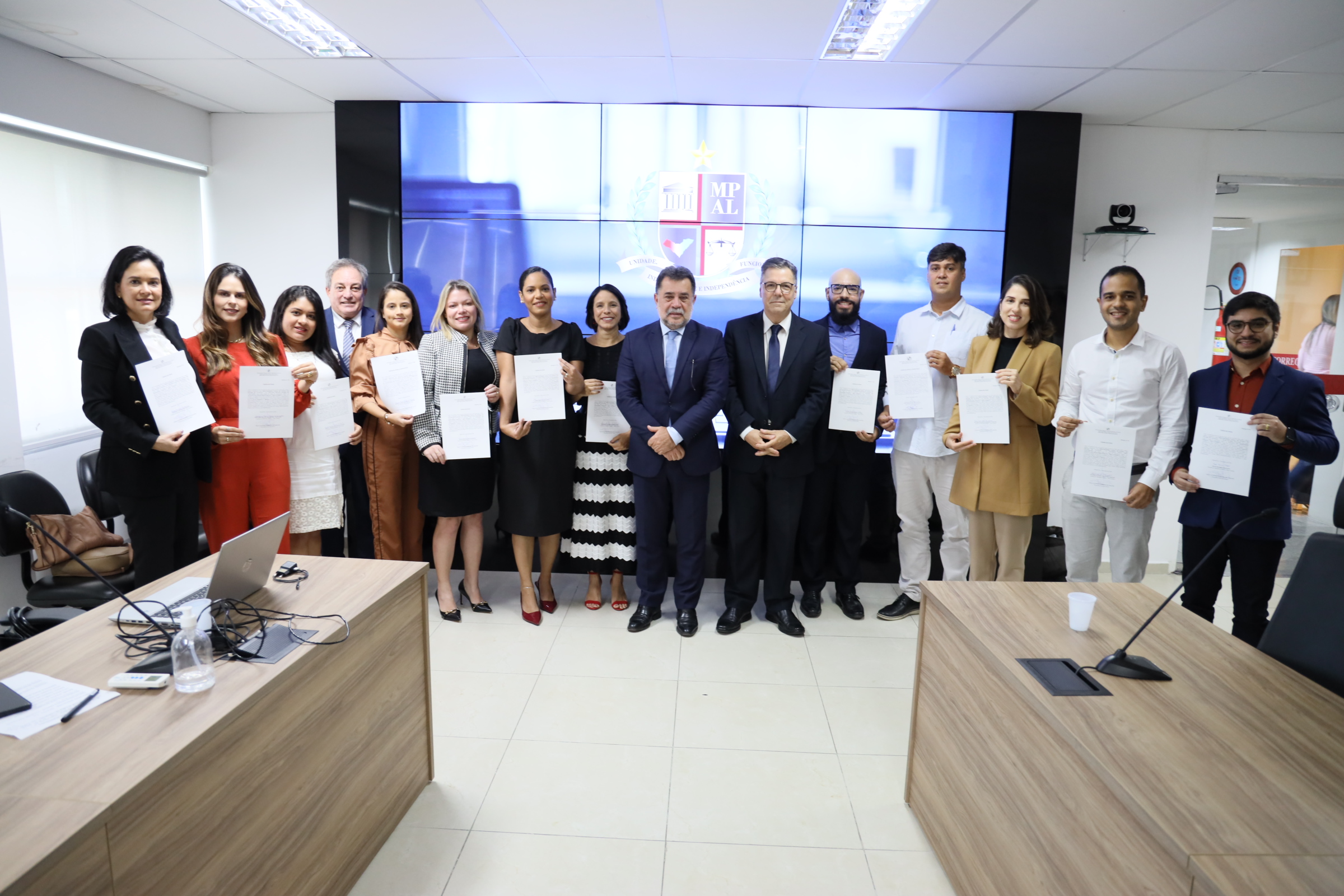 PGJ Lean Araújo empossa 12 novos servidores; eles atuarão nas áreas jurídica e administrativa