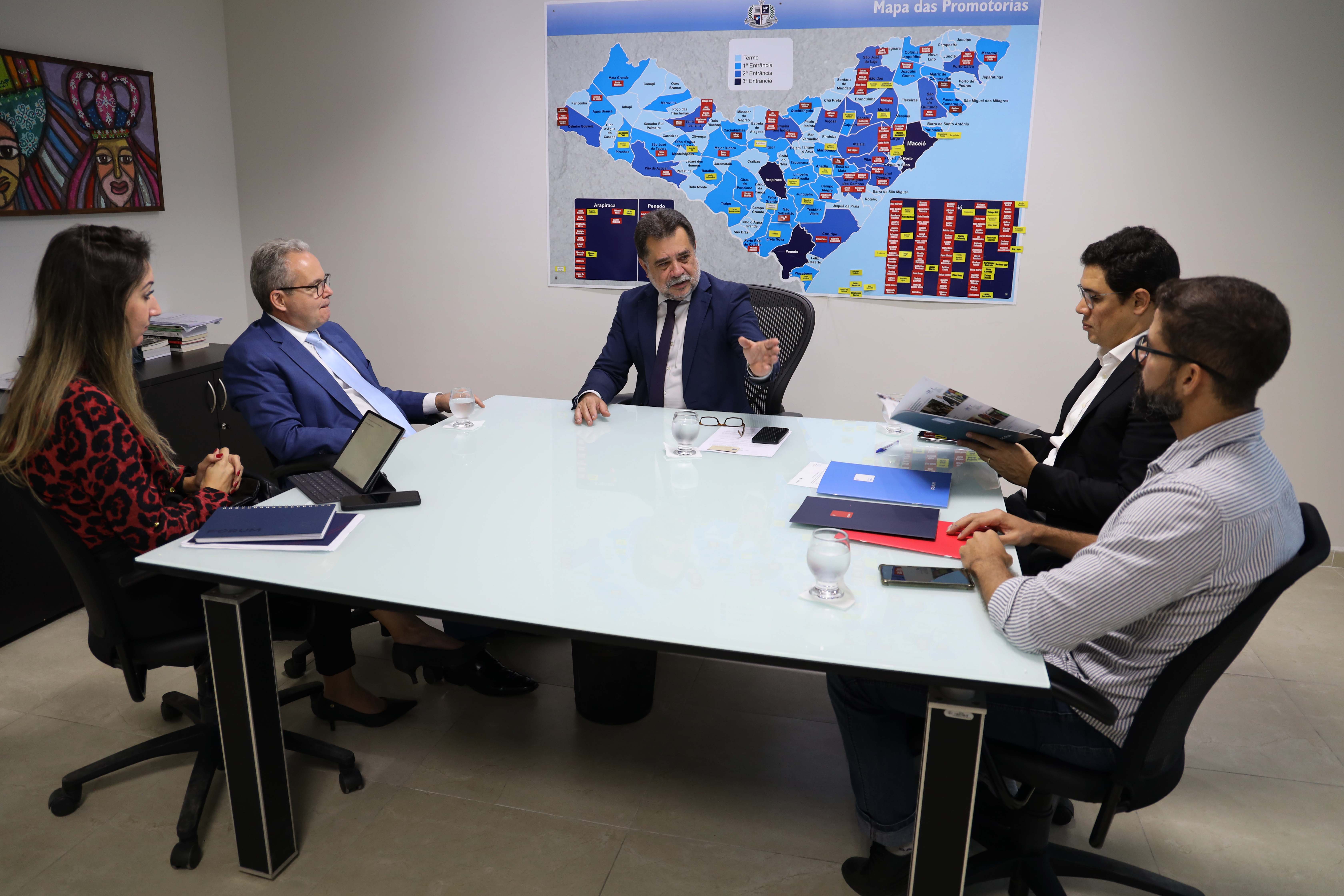 PGJ Lean Araújo realiza reunião com representantes da Editora Fórum